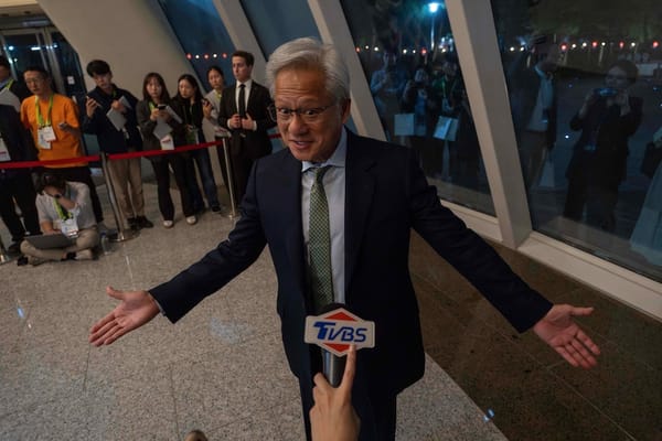 Huang Says U.S. Risks Trailing China in AI Without Energy Reforms